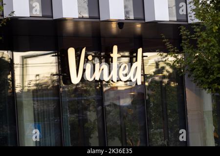 Vinted Logo-Schild an der Hauptniederlassung, Wand des Hauptgebäudes. Vinted ist Online-Marktplatz für Second-Hand-Kleidung, Unicorn Startup Stockfoto