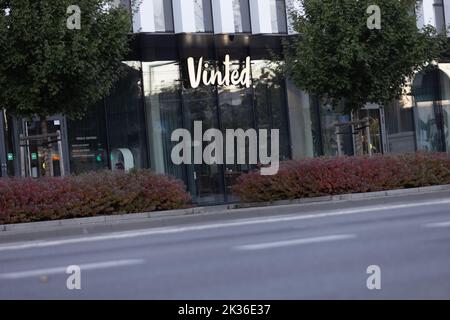 Vinted Logo-Schild an der Hauptniederlassung, Wand des Hauptgebäudes. Vinted ist Online-Marktplatz für Second-Hand-Kleidung, Unicorn Startup Stockfoto