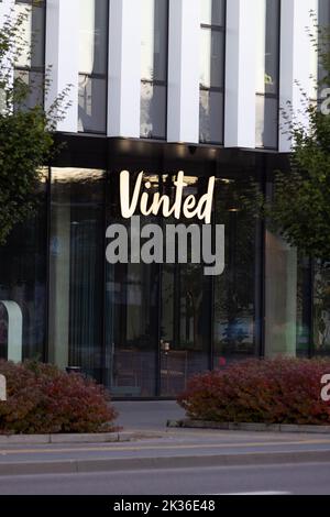 Vinted Logo-Schild an der Hauptniederlassung, Wand des Hauptgebäudes. Vinted ist Online-Marktplatz für Second-Hand-Kleidung, Unicorn Startup Stockfoto