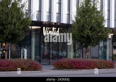 Vinted Logo-Schild an der Hauptniederlassung, Wand des Hauptgebäudes. Vinted ist Online-Marktplatz für Second-Hand-Kleidung, Unicorn Startup Stockfoto