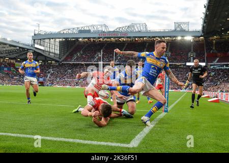 Manchester, England -24.. September 2022 - Jonathan Bennison von St. Helens versucht es einmal. Rugby League Betfred Super League Grand Final, St. Helens vs Leeds Rhinos in Old Trafford, Manchester, Großbritannien Stockfoto