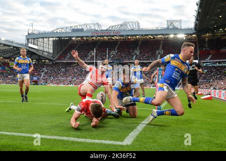 Manchester, England -24.. September 2022 - Jonathan Bennison von St. Helens versucht es einmal. Rugby League Betfred Super League Grand Final, St. Helens vs Leeds Rhinos in Old Trafford, Manchester, Großbritannien Stockfoto