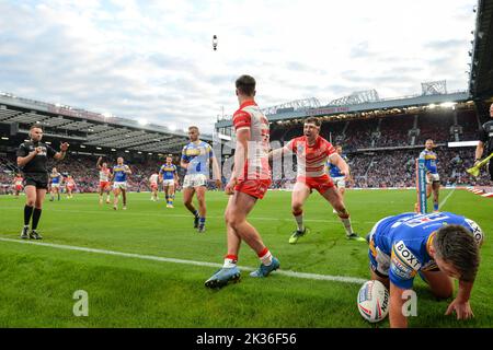 Manchester, England -24.. September 2022 - Jonathan Bennison von St. Helens versucht es einmal. Rugby League Betfred Super League Grand Final, St. Helens vs Leeds Rhinos in Old Trafford, Manchester, Großbritannien Stockfoto