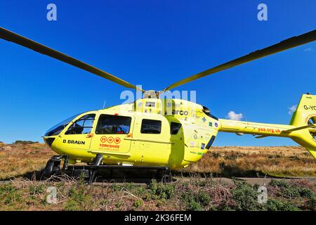 Der Yorkshire Air Ambulance landet auf den North Yorkshire Moors, nachdem ein Mann vom Bahnsteig der Goathland Station gefallen ist Stockfoto