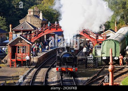 Ein Dampfzug, der die Goathland Station während der North Yorkshire Moors Railway Steam Gala verlässt Stockfoto