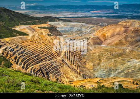 Tagebau bei der Kennecott Copper Mine alias Bingham Canyon Mine, Salt Lake City Downtown in dist, West Mountain Overlook, Oquirrh Mtns, Utah, USA Stockfoto