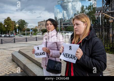 Kiew, Ukraine. 24. September 2022. Verwandte von Verteidigern des Eisen- und Stahlwerks Asowstal in Mariupol halten Plakate mit der Aufschrift „Ich warte“, während sie ihre Freilassung aus einer russischen Gefangenschaft fordern, um ihre Beschleunigung zu erreichen. Russland marschierte am 24. Februar 2022 in die Ukraine ein. Die Küstenstadt Mariupol wurde durch intensiven russischen Beschuss vollständig zerstört. (Foto von Oleksii Chumachenko/SOPA Images/Sipa USA) Quelle: SIPA USA/Alamy Live News Stockfoto