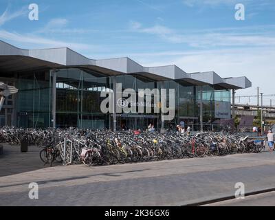 Sint Niklaas, Belgien, 04. September 2022, Hunderte von Fahrrädern vor dem Bahnhof der Stadt Sint Niklaas Stockfoto