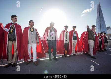 London, Großbritannien. 25.. September 2022. Sheep Drive über die London Bridge. Die Worshipful Company of Woolmen trifft sich kurz vor dem Sheep Drive über die London Bridge. Die Freiherren der City of London durften historisch gesehen Vieh und Werkzeuge ohne Steuern in die Stadt bringen. Kredit: Guy Corbishley/Alamy Live Nachrichten Stockfoto