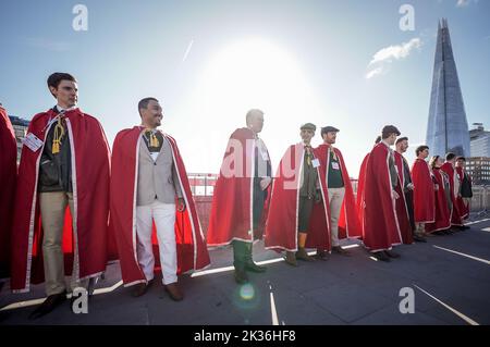 London, Großbritannien. 25.. September 2022. Sheep Drive über die London Bridge. Die Worshipful Company of Woolmen trifft sich kurz vor dem Sheep Drive über die London Bridge. Die Freiherren der City of London durften historisch gesehen Vieh und Werkzeuge ohne Steuern in die Stadt bringen. Kredit: Guy Corbishley/Alamy Live Nachrichten Stockfoto
