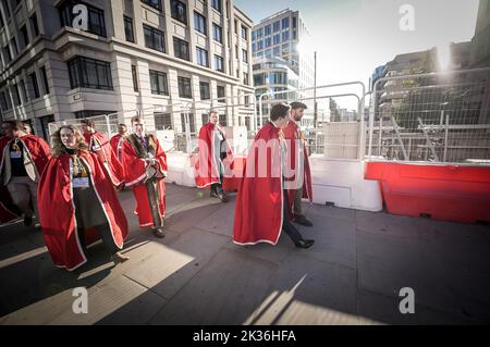 London, Großbritannien. 25.. September 2022. Sheep Drive über die London Bridge. Die Worshipful Company of Woolmen trifft sich kurz vor dem Sheep Drive über die London Bridge. Die Freiherren der City of London durften historisch gesehen Vieh und Werkzeuge ohne Steuern in die Stadt bringen. Kredit: Guy Corbishley/Alamy Live Nachrichten Stockfoto