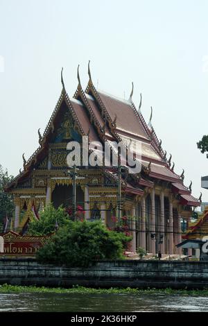 BANGKOK, THAILAND - 11. MÄRZ 2018 Wat Soi Thong Tempel am Chao Phraya Fluss Stockfoto