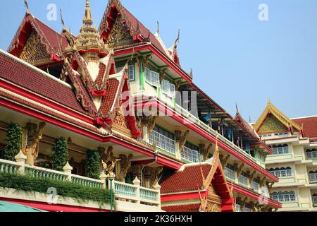 BANGKOK, THAILAND - 11. MÄRZ 2018 Wat Soi Thong Tempel am Chao Phraya Fluss Stockfoto