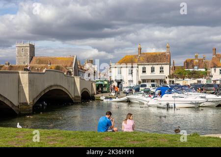 Wareham, Dorset, UK - September 18 : Blick auf das Flussufer in Wareham, Dorset am 18. September 2022. Nicht identifizierte Personen Stockfoto