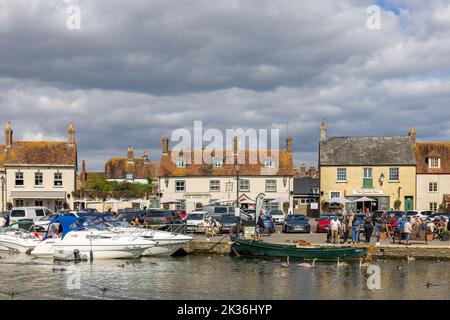 Wareham, Dorset, UK - September 18 : Blick auf das Flussufer in Wareham, Dorset am 18. September 2022. Nicht identifizierte Personen Stockfoto