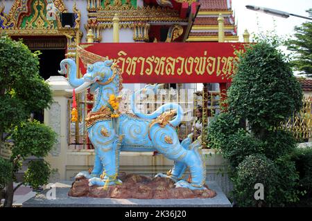 BANGKOK, THAILAND - 11. MÄRZ 2018 Wat Soi Thong Tempel am Chao Phraya Fluss Stockfoto