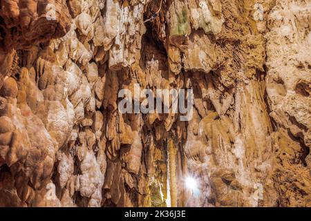 Tropfsteinformationen aus Kalkstein, die von der Decke in einer Höhle in Edessa, Griechenland, hängen. Stockfoto