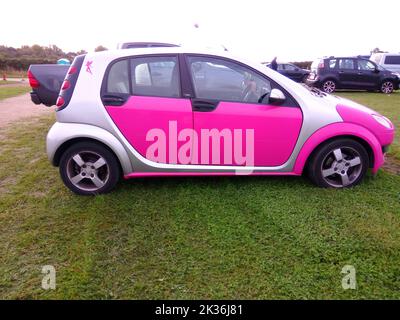 Smart-Auto Forfour 1,3 Liter in Candy Pink mit Kopieplatz Stockfoto