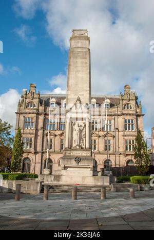 HE Preston Cenotaph Denkmal für Soldaten aus Preston, die im Ersten und Zweiten Weltkrieg umkamen, auf dem Market Square, Preston, Lancashire, England Stockfoto