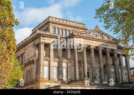 Neoklassizistischer Stil der Fassade des Harris Museums mit Giebel und einer Skulptur nach Raphaels Gemälde „die Schule von Athen“ in Preston, Großbritannien Stockfoto