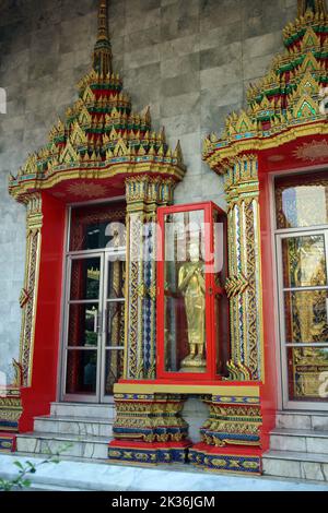 BANGKOK, THAILAND - 11. MÄRZ 2018 Wat Soi Thong Tempel am Chao Phraya Fluss Stockfoto