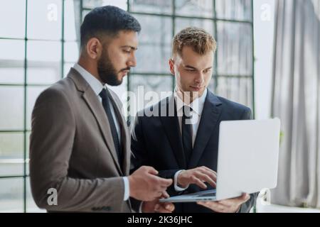 Zwei professionelle Geschäftsleute zu diskutieren und mit dem Desktop Computer im Büro Stockfoto