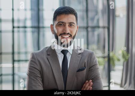 Porträt eines erfolgreichen jungen Geschäftsmannes im Büro Stockfoto