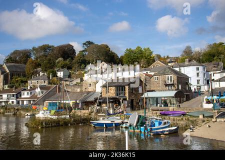 CALSTOCK, CORNWALL, Großbritannien - 16. OKTOBER 2021 Haus am Ufer des Flusses Tamar in der Nähe von Tavistock mit Cornwall Hills im Hintergrund Stockfoto