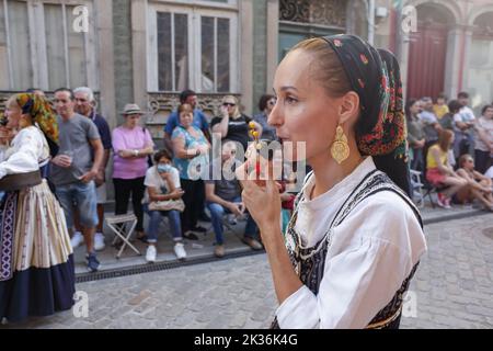 Ponte de Lima - 10. September 2022: Junge Menschen in den traditionellen Kostümen Nordportugals bei der Feiras Novas Festparade. Stockfoto