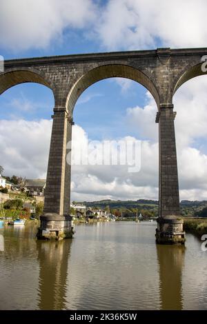 CALSTOCK, CORNWALL, Großbritannien - 16. OKTOBER 2021 das historische und berühmte Calstock Viadukt über dem Fluss Tamar Stockfoto