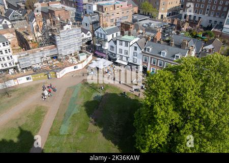 EXETER, DEVON, Großbritannien - 16. APRIL 2022 Kathedrale von Exeter - Stadtzentrum von Exeter und Geschäfte aus den normannischen Türmen Stockfoto