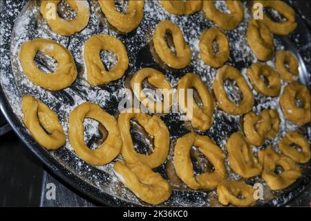 Teig für die kastilischen Rosquillas, hausgemachte traditionelle Anisdonuts aus Spanien Stockfoto