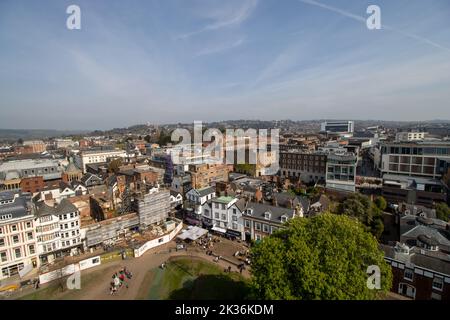 EXETER, DEVON, Großbritannien - 16. APRIL 2022 Exeter Cathedral - Exeter City Centre von den normannischen Türmen mit blauem Himmel aufgenommen Stockfoto