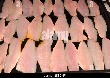 Rohe, frische, saubere und offene rote Meerbarbe in einer Restaurantküche Stockfoto