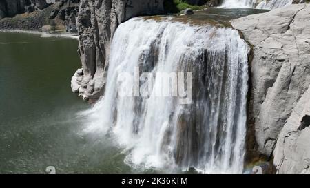 Eine wunderschöne Landschaft mit einem Wasserfall in einer felsigen Gegend an einem sonnigen Tag Stockfoto