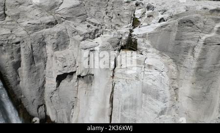 Eine wunderschöne Felsenlandschaft in der Nähe eines Wasserfalls an einem sonnigen Tag Stockfoto