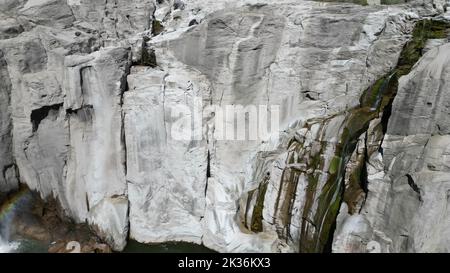 Eine wunderschöne Felsenlandschaft in der Nähe eines Wasserfalls an einem sonnigen Tag Stockfoto