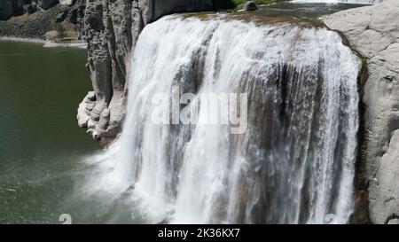 Eine wunderschöne Landschaft mit einem Wasserfall in einer felsigen Gegend an einem sonnigen Tag Stockfoto