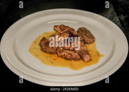 Sirloin-Steak mit Sherry, serviert auf einem weißen Teller Stockfoto