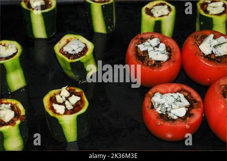 Gefüllte Tomaten und Zucchini, gebacken und fertig zum Servieren Stockfoto