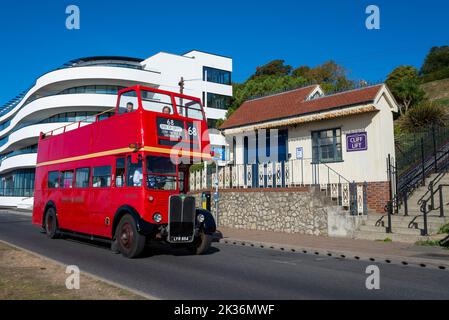 WESTERN Esplanade, Southend on Sea, Essex, Großbritannien. 25. September 2022. Das Busunternehmen Ensignbus betreibt den ganzen Sommer über einen Linienbus mit offenem Oberdeck von Leigh on Sea zum Southend Pier, der moderne Busse als Route 68 verwendet und den Namen Seaside Service trägt. Zum Ende der Saison hat das Unternehmen heute eine Sonderveranstaltung durchgeführt, bei der Mittel für die RNLI eingesammeln und eine Auswahl an Oldtimerbussen auf der Strecke eingesetzt werden. 1950s AEC Regent III hier vorbei am historischen Cliff Lift Stockfoto