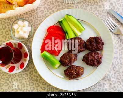 Türkische gegrillte Fleischbällchen, Inegol Kofte auf dem Teller Stockfoto