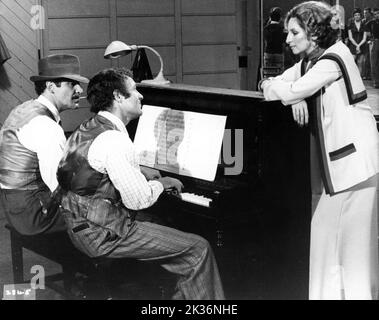 JAMES CAAN als Billy Rose und BARBRA STREISAND als Fanny Brice in FUNNY LADY 1975 Regisseur HERBERT ROSS Geschichte Arnold Schulman Kameramann James Wong Howe Kostümdesign Ray Aghayan und Bob Mackie Produzent Ray stark Rastar Picturs / Columbia Picturs Stockfoto