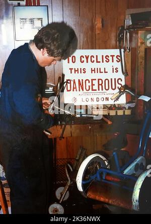 Ein seltenes Foto aus dem Jahr 1986, das von Mitarbeitern bei der Arbeit im ALTEN nationalen Fahrradmuseum in Lincoln aufgenommen wurde. Es schloss 1998 und die Exponate wurden in das neue National Cycling Museum im Automobilpalastgebäude, Temple Street, Llandrindod Wells, Powys, Wales, überführt. Das neue Museum wurde am 21.. März 1997 von Tom Norton offiziell eröffnet Stockfoto