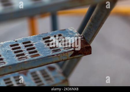 Rostiger Schritt auf dem Gerüst, das als Direktorenturm diente Stockfoto
