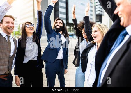 Geschäftsteam aus verschiedenen Mitarbeitern, das den Erfolg außerhalb des Unternehmensbüros feiert Stockfoto
