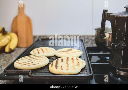 Arepa aus gemahlenem Maisbrei, Maismehl, traditionell in der Küche Kolumbiens und Venezuelas mit Kopierfläche Stockfoto