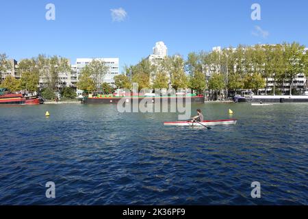 Kajaks auf dem Bassin de la Villette, Paris, an einem Sonntag Stockfoto