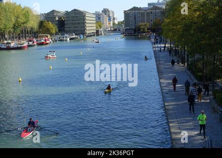 Kajaks auf dem Bassin de la Villette, Paris, an einem Sonntag Stockfoto