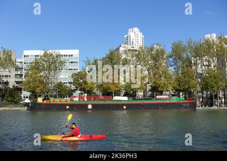 Kajaks auf dem Bassin de la Villette, Paris, an einem Sonntag Stockfoto